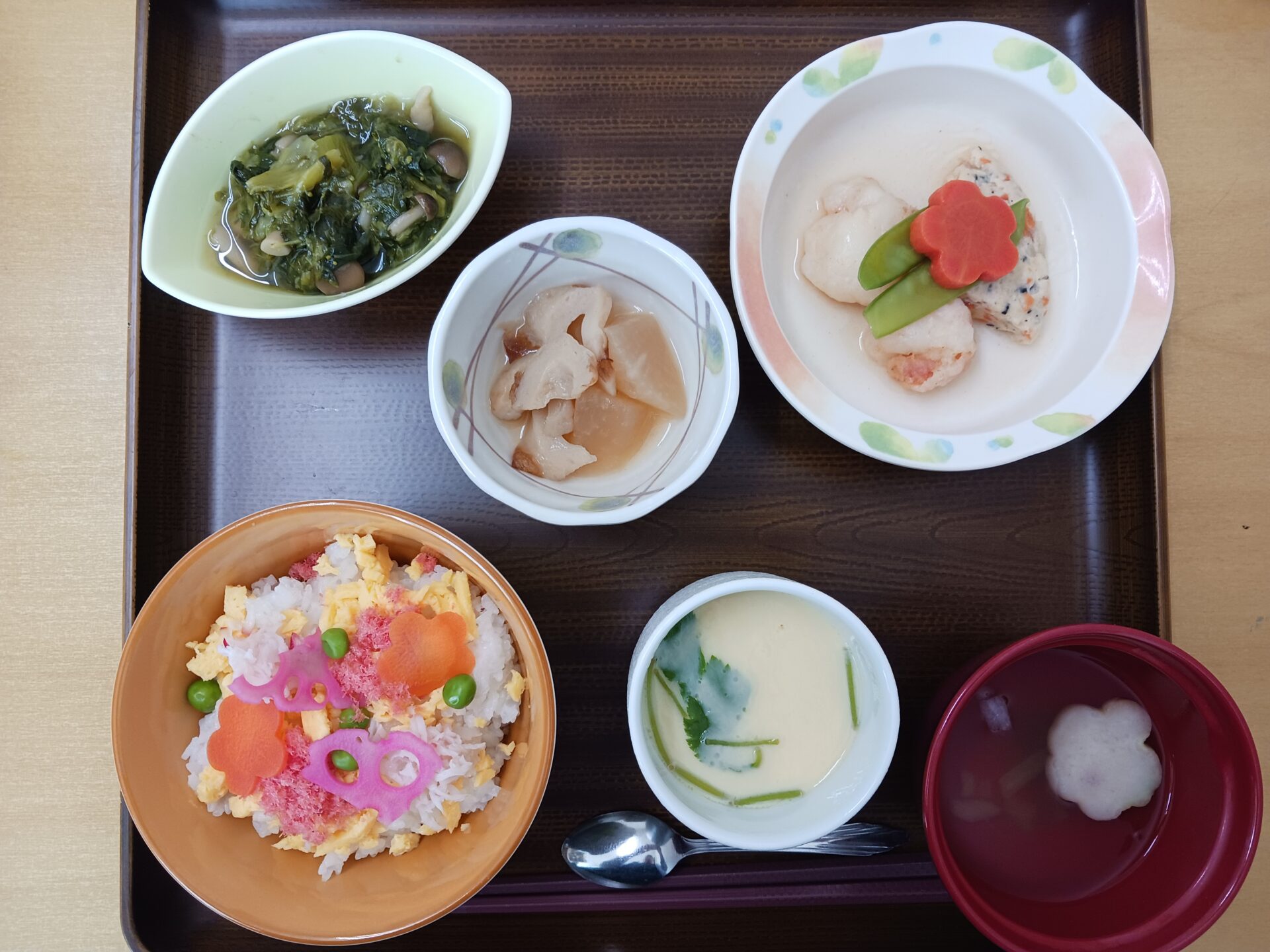 お盆に盛り付けた1食分のお食事